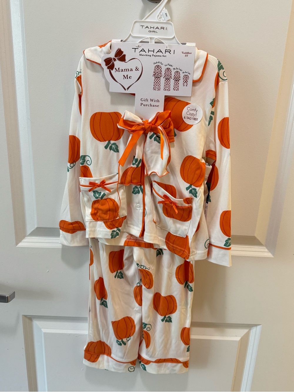 Tahari Size 3T Pumpkin Pajama Set